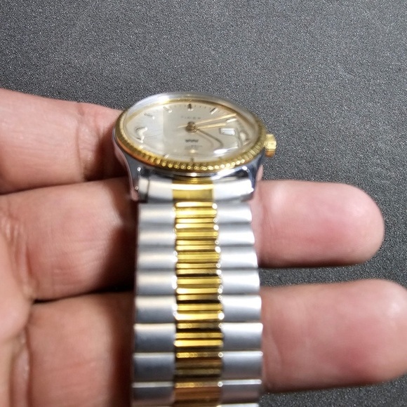 Vintage Timex Mechanical Wind Mens Watch Silver Gold Tone Date Just Working T 33 - Picture 2 of 10